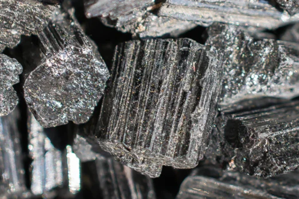 A Turmalina Negra é conhecida pela sua habilidade de neutralizar energias negativas e criar uma barreira ao seu redor.