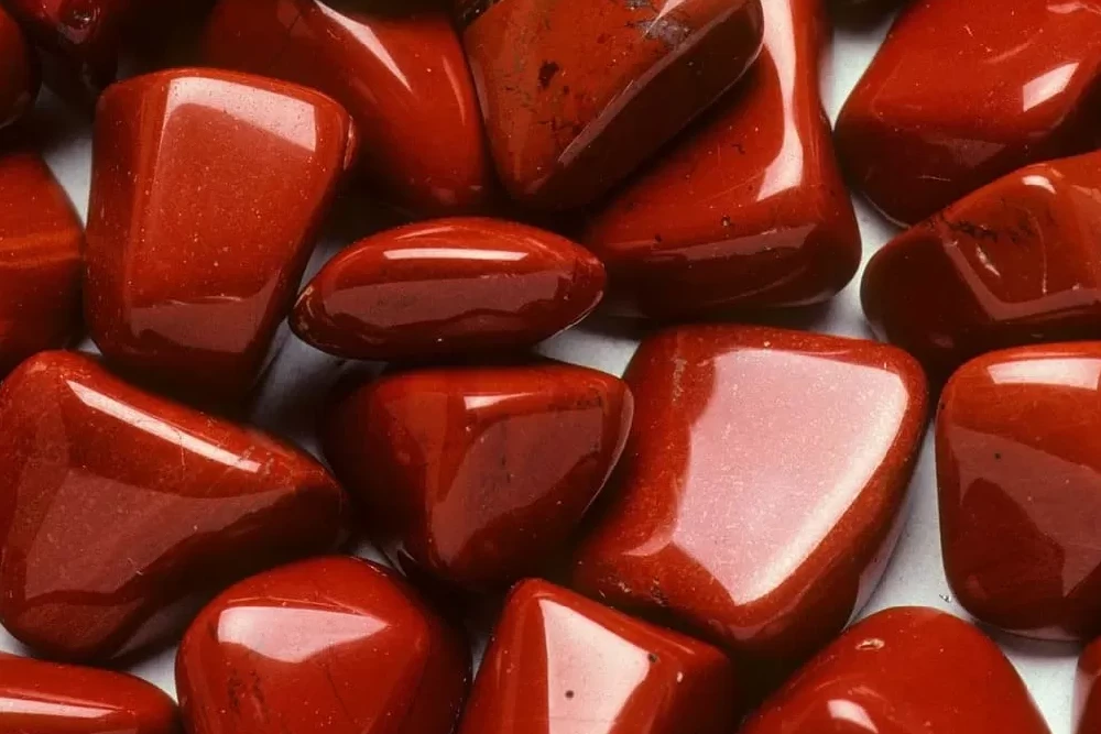 O Jaspe vermelho é uma das pedras de proteção mais poderosas do mundo, sendo indicada para combater e bloquear todas as formas de energias negativas, até mesmo os ataques mais fortes de magia negra, inveja e mal olhado.